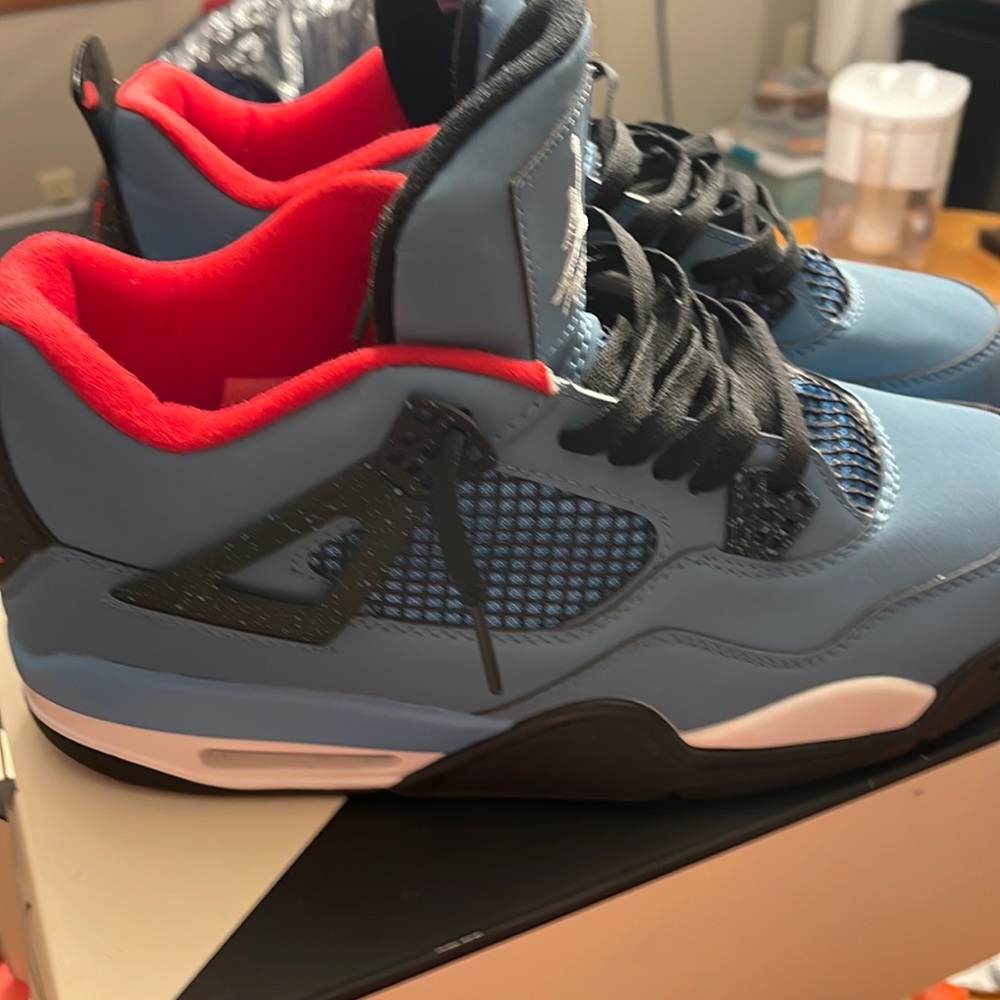 Jordan 4 Travis Scott